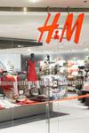 Шведская компания Hennes & Mauritz AB (H&M), владелец второй по величине в Европе сети розничных продаж одежды, заявила о намерении открыть первый магазин в России в 2009 году. Ранее сообщалось, что первый магазин H&M площадью 3,5 тыс. кв. м откроется в 2008 году в столичном ТРК «Охотный ряд».