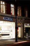 Сеть монобрендовых магазинов Diesel в России прекращает свое существование на фоне резкого снижения потребительской активности. К середине марта в Москве будут закрыты все пять фирменных магазинов итальянской марки. Компания «Винтаж Технолоджи», развивавшая сеть по франчайзингу, приняла решение отказаться от проекта.