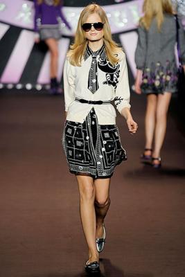 Модные платья лето 2010 от Anna Sui (19160.Sui_.01.jpg)