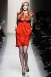 Известный luxury-бренд Bottega Veneta представил для осенне-зимнего сезона полный комплект одежды и аксессуаров. Это бескомпромиссная коллекция женской одежды от Томаса Майера, линейка фирменных плетенок сумок и обувь узнаваемого стиля Bottega Veneta. 
