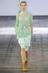 Alexander Wang представил свою коллекцию Resort сезона весна-лето 2011, которую отличает неопределенность и недосказанность во всем – от концепции дизайна до образов моделей, продемонстрировавших одежду на подиуме. 