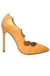 Испанский дизайнер Manolo Blahnik, фирменным трендом которого являются туфли-лодочки на тонкой шпильке с узким мыском, предложил новую коллекцию обуви для сезона весна-лето 2011.  