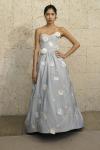 Американский дизайнер Oscar de la Renta, признанный мастер роскошных платьев, выпустил коллекцию свадебных нарядов сезона осень-зима 2011/2012, в которой прослеживаются все фирменные тренды модельера.