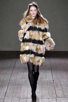 Осенние путешествия с Moschino Cheap & Chic FW-2011/12 (осень-зима) (23612.Moschino.Cheap_.Chic_.FW_.2011.12.01.jpg)