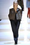 Женская одежда и аксессуары от Derek Lam осень-зима 2011-2012 воплотили в себе и беспроигрышный классический стиль, и элегантный гламур, позаимствованный из весенних коллекций. Дизайнер предложил, в частности, сумки-саквояжи для повседневной носки и  обувь в стиле ретро. 