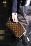 Дом моды Louis Vuitton продемонстрировал в Париже роскошную линейку сумок и обуви, выполненную в соответствии со стилем женской одежды FW 2011/12, и предложил оригинальные шейные платки, шарфы и палантины. Последняя коллекция кардинально отличается от других аксессуаров бренда как по своей концепции, так и по представленным визуальным образам. 