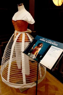 В Лондоне открылась выставка костюмов «Анны Карениной» (38345.Anna_.Karenina.London.Keira_.Knightley.02.jpg)