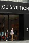 Louis Vuitton S.A., крупнейший производитель товаров класса люкс, объявил о приобретении 80% итальянского Дома моды Loro Piana, занимающегося производством одежды из кашемира. Сумма сделки составила 2 миллиарда евро.