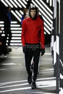 Показ коллекции Y-3 FW 2014/15 (осень-зима) (46025.Collection.Womans.Mens_.Y3.FW_.2014.2015.20.jpg)