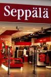 Компания Stockmann объявила о закрытии 20 магазинов крупнейшей в Финляндии сети магазинов модной одежды Seppala. Бренд является одним из подразделений группы Stockmann. Решение о закрытии сети в России финский ритейлер принял на фоне ослабления рубля и роста финансовых рисков.