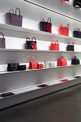 Открылся первый бутик Виктории Бекхэм  (51542.Opening.First_.London.Boutique.Victoria.Beckham.02.jpg)