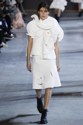 Viktor & Rolf  SS 2016 (весна-лето)  (63223.Pokaz_.Paris_.Kollekciya.Viktor.Rolf_.SS_.2016.05.jpg)