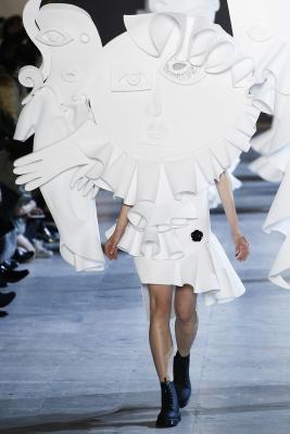 Viktor & Rolf  SS 2016 (весна-лето)  (63223.Pokaz_.Paris_.Kollekciya.Viktor.Rolf_.SS_.2016.b.jpg)