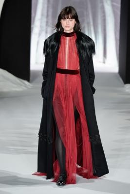 Valentin Yudashkin AW 2016/17 (64581.Nedelya.Modi_.V.Parise.Kollekciya.Valentin.Yudashkin.AW_.2016.13.jpg)