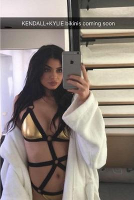 Сестры Дженнер выпустили коллекцию купальников (65553.Sestri.Kendall.Kylie_.Jenner.Vipystili.Kollekciyu.Kupalnikov.01.jpg)