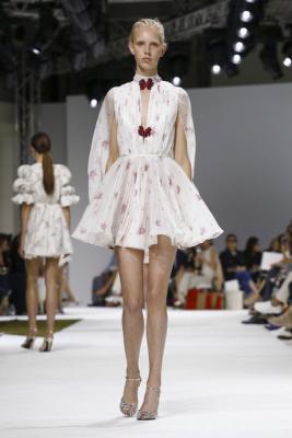 Giambattista Valli AW 2016/17 (осень-зима) (67595.Pokaz_.Paris_.Kollekciya..Giambattista.Valli_.AW_.2016.b.jpg)