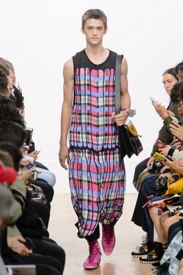 Мужская коллекция J.W. Anderson SS 2017 (весна-лето) (69894.Novaya.Mujskaya.Kollekciya.JW_.Anderson.SS_.2017.21.jpg)