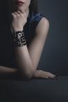 Французский Модный дом Chanel, заново придумывающий канонические силуэты марки каждый сезон, еще раз доказывает, что мода дает возможности для бесчисленных экспериментов и не имеет четких границ. Бренд представил новую коллекцию J12 XS, в которую вошли браслеты, кольца и перчатки… с часами. Диаметр корпуса часов, выполненного из керамики, составляет 19 миллиметров – это самые маленькие часы в коллекции. 