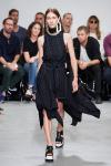 Дизайнеры одного из самых интересных американских брендов Proenza Schouler Джек Макколлоу и Лазаро Эрнандес представили на Неделе моды в Нью-Йорке свою новую коллекцию весна-лето 2017. На этот раз новаторство бренда проявилось настолько  ярко, что гости аплодировали стоя. В этом сезоне дизайнеры поставили основной акцент на крой и на технологии. 