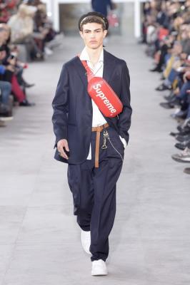 Неделя мужской моды в Париже: Louis Vuitton AW 2017 (73231-Mugskaya-Kollekciya-Louis-Vuitton-AW-2017-22.jpg)