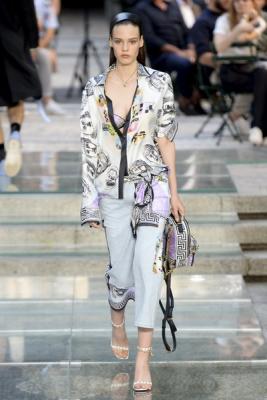 Неделя мужской моды в Милане: Versace весна-лето 2018 (75154-Versace-SS-2018-19.jpg)