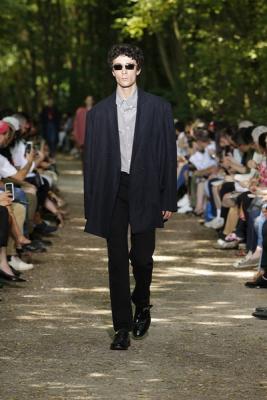 Balenciaga весна-лето 2018 (75230-Balenciaga-SS-2018-02.jpg)