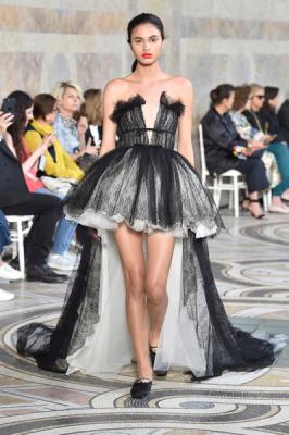 Giambattista Valli Couture осень-зима 2017-2018 (75348-Giambattista-Valli-Couture-AW-2017-2018-03.jpg)