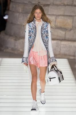 Louis Vuitton весна-лето 2018 (76661-Louis-Vuitton-SS-2018-01.jpg)