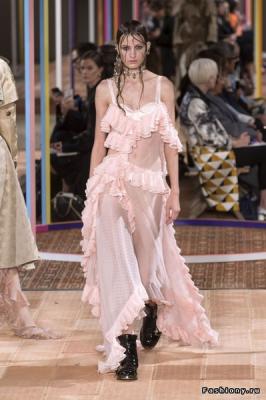  Alexander McQueen весна-лето 2018 (76826-Alexander-McQueen-SS-2018-b.jpg)