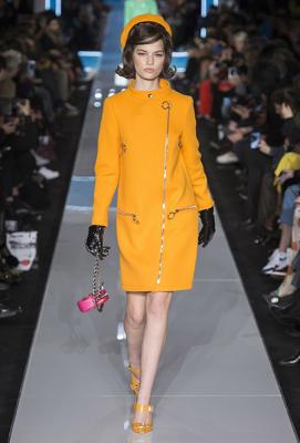  Moschino Fall Winter 2018-19 (78468-Moschino-Fall-Winter-2018-19-07.jpg)