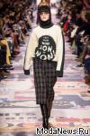 На Неделе моды в Париже была представлена новая коллекция сезона осень-зима 2018-2019 от французского модного дома Christian Dior. Свою коллекцию дизайнер Мария Грация Кьюри посвятила бывшему креативному директору Марку Боану, который работал в Christian Dior в 60-х и 70-х годах. 