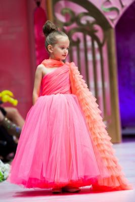 Детский показ дизайнерских платьев SASHA KIM    (79867-Sabha-Kim-Bal-Princes-11.jpg)