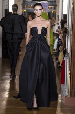 Valentino Couture осень-зима 2018/19 (80112-Valentino-Couture-2018-11.jpg)