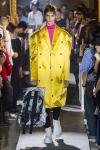 Раф Симонс после трех пропущенных сезонов триумфально вернулся на Неделю моды в Париже. И несмотря на то что последние полтора года он усиленно трудится над новым имиджем Calvin Klein, похоже, что на собственный бренд у него также остается неограниченный запас творческих сил. 