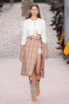 Коллекция Carolina Herrera весна-лето 2019, представленная на Неделе моды в Нью-Йорке, выглядела ярко и жизнерадостно. Это дебютная коллекция нового креативного директора бренда Уэса Гордона. По словам дизайнера, она предназначена для женщин, которые любят цвет.



