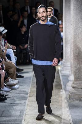 Giorgio Armani Menswear SS 2020 (84631-Giorgio-Armani-Menswear-SS-2020-04.jpg)