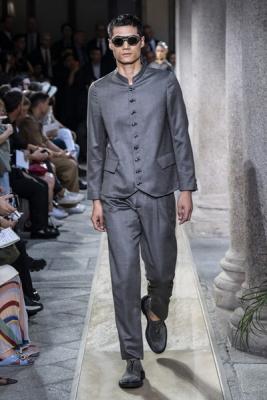 Giorgio Armani Menswear SS 2020 (84631-Giorgio-Armani-Menswear-SS-2020-08.jpg)