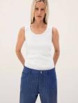 В круизной коллекции Bottega Veneta 2023 креативный директор бренда продемонстрировал белые майки, джинсы, костюмы с рубашкой вместо пиджака, шелковые платья и кожаные плащи. В коллекции одновременно сочетаются роскошь и простота, что помогает создать красивый и стильный образ.
