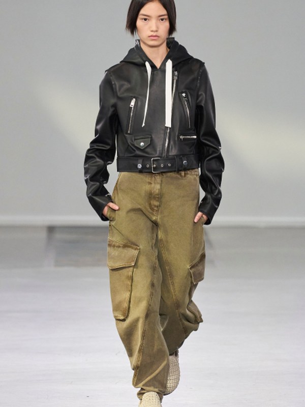 JW Anderson весна-лето 2024 (100330-JW-Anderson-SS-2024-03.jpg)