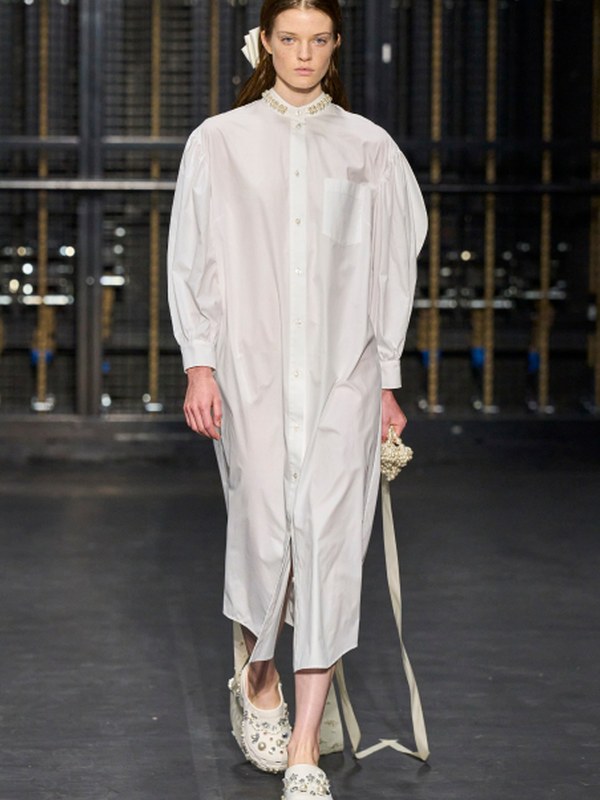 Simone Rocha весна-лето 2024 (100392-Simone-Rocha-SS-2024-04.jpg)