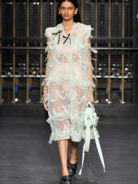 Simone Rocha весна-лето 2024 (100392-Simone-Rocha-SS-2024-08.jpg)