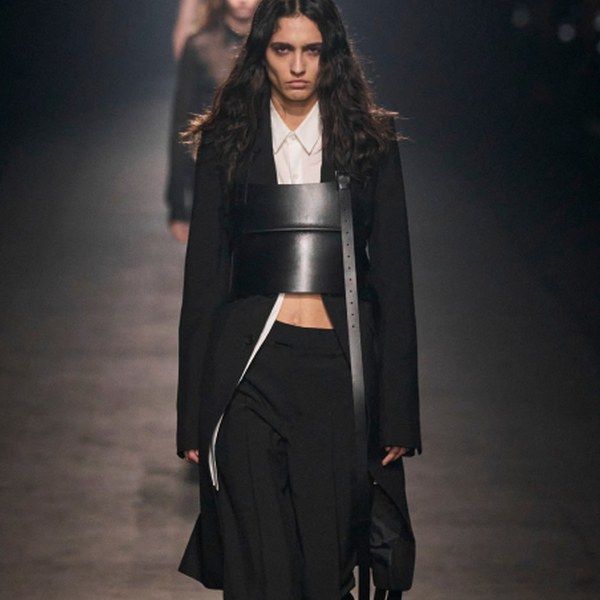 Ann Demeulemeester весна-лето 2024 (100884-Ann-Demeulemeester-SS-2024-s.jpg)