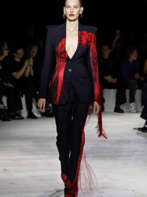 Alexander McQueen весна-лето 2024 (100895-Alexander-McQueen-SS-2024-02.jpg)