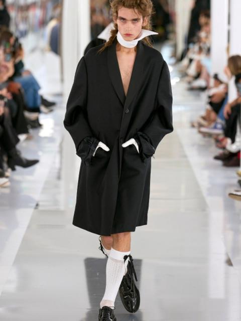 Maison Margiela весна-лето 2024 (101027-Maison-Margiela-SS-2024-01.jpg)