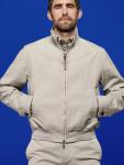 Коллекция Burberry Resort 2025, представленная креативным директором бренда Дэниелом Ли, переосмысливает классическую британскую верхнюю одежду с современной функциональностью, предлагая неподвластный времени стиль. В коллекцию вошли костюмы-двойки в бежевых тонах, кожаные куртки, карго, рабочие куртки, клетчатые вещи и бушлаты.