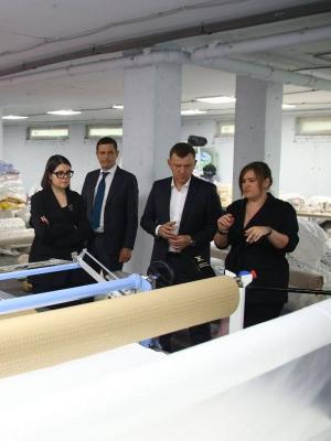 Глава Краснодара Евгений Наумов посетил швейную фабрику детской одежды (102992-bovebum-b.jpg)