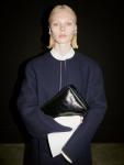 В коллекции Jil Sander Pre-Fall 2024 сочетаются маскулинность и романтичность, богемность и современный взгляд на практичность.В ее основу легли функциональные рубашки, прямые брюки, пальто, трикотажные изделия и костюмы, то есть все то, что носят как женщины, так и мужчины.