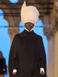 Коллекция Max Mara Resort-2025 представленная в венецианском Palazzo Ducale вдохновлена восточными путешествиями самого знаменитого купца Венеции Марко Поло. В коллекции: пальто-халаты, тренчкоты, накидки и парки которые дополняют платья для особых случаев, а кроме них – еще и широкие платья-пальто, щегольские туники, стильно скроенные брючные костюмы и продуманные универсальные платья.