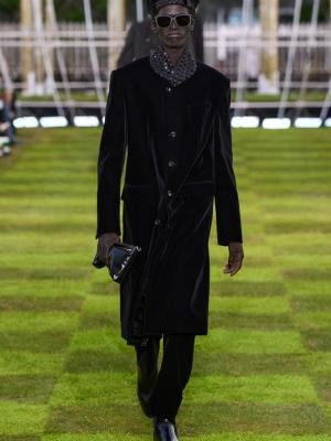 Louis Vuitton menswear весна-лето 2025  (103245-louis-vuitton-menswear-ss-01.jpg)