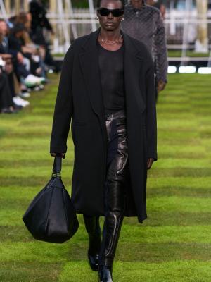 Louis Vuitton menswear весна-лето 2025  (103245-louis-vuitton-menswear-ss-02.jpg)